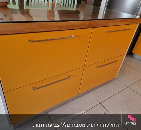 ארונות מטבח כתומים עם ידיות מתכת